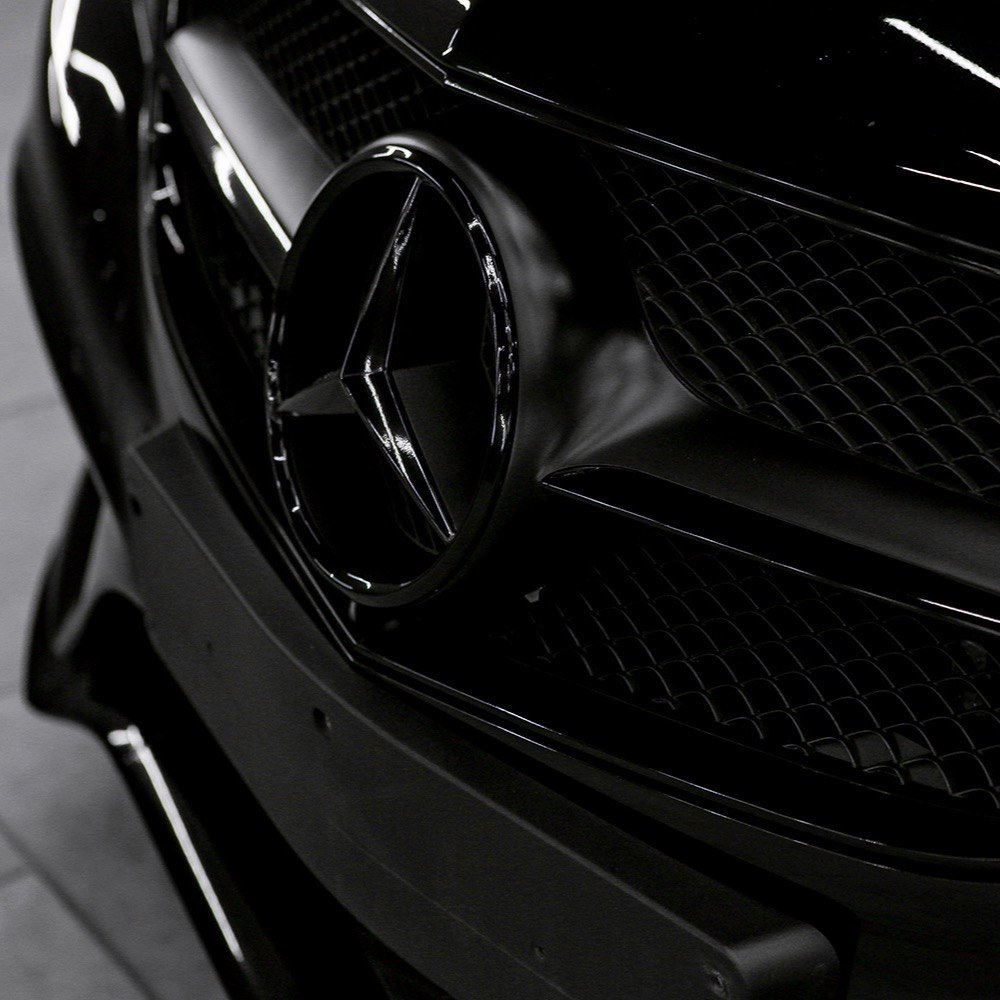 Чёрная эмблема Mercedes-Benz и решётка радиатора