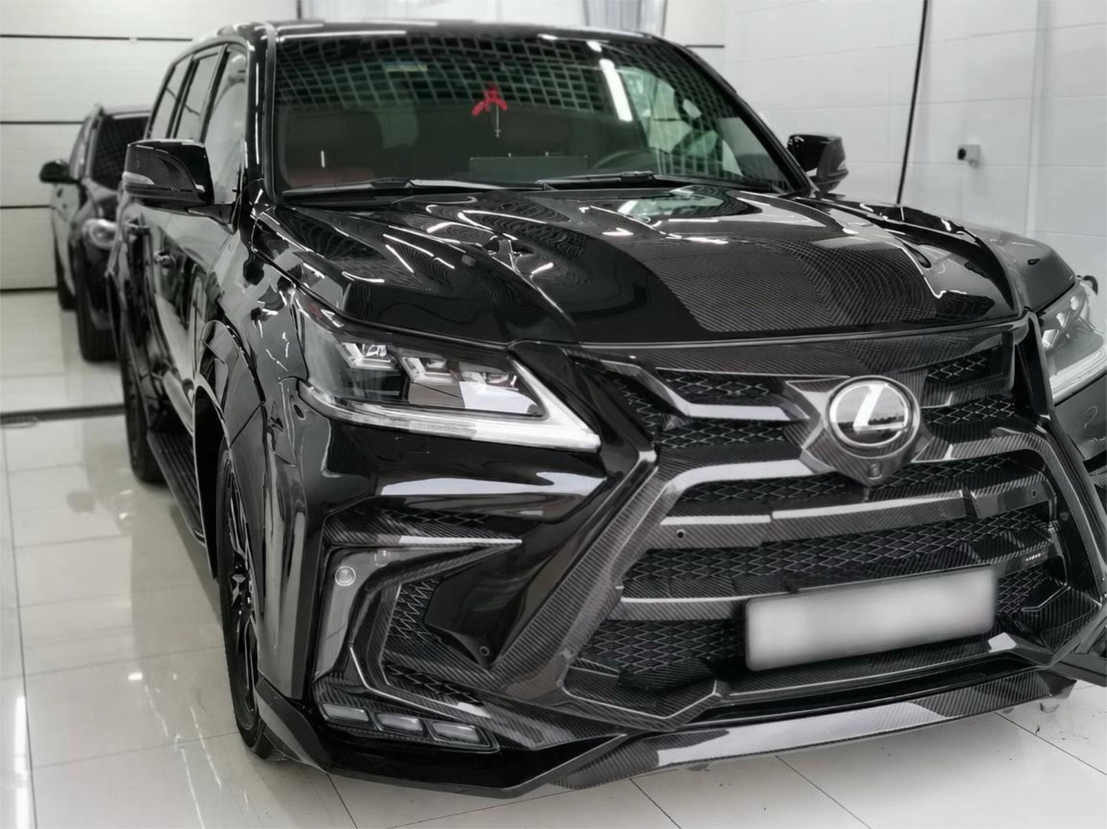 Lexus LX 450d — передний ракурс